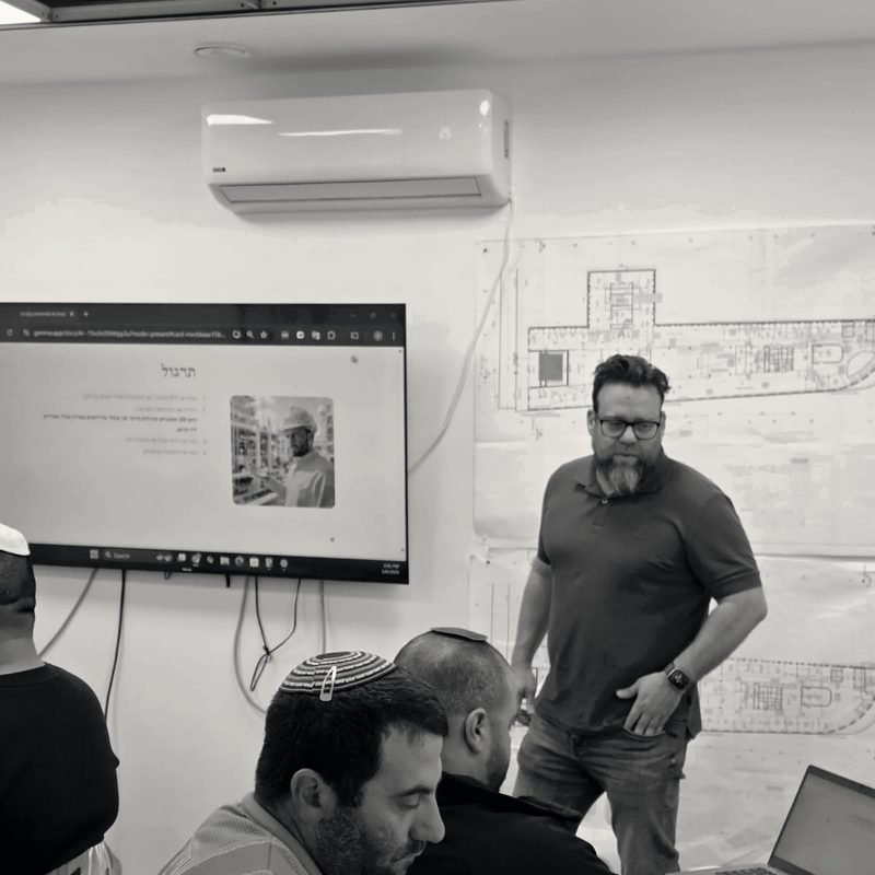 עבודה מעשית בכיתה עם משתתף משטח הבנייה